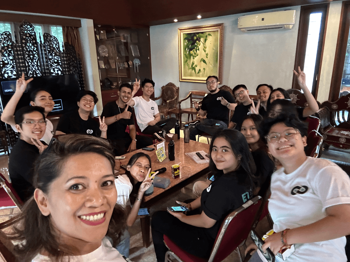 Makan malam bersama tim Eterna